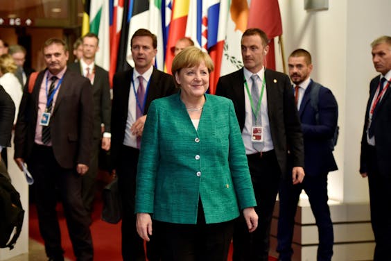 Na moeizame onderhandelingen verlaat Angela Merkel de EU-top in Brussel.
