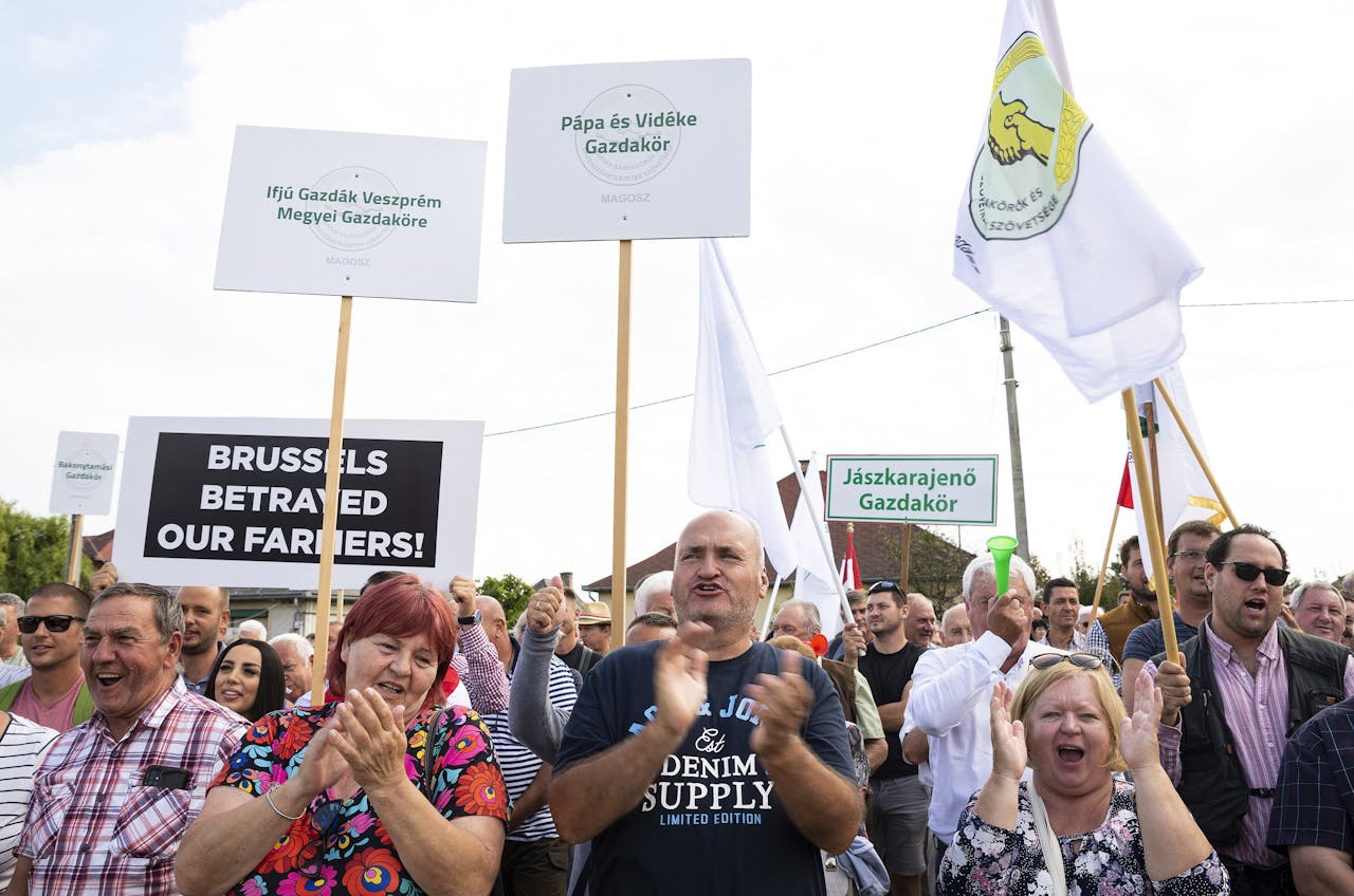 Protest van Hongaarse boeren tegen het opheffen van het invoerverbod op Oekraïens graan.