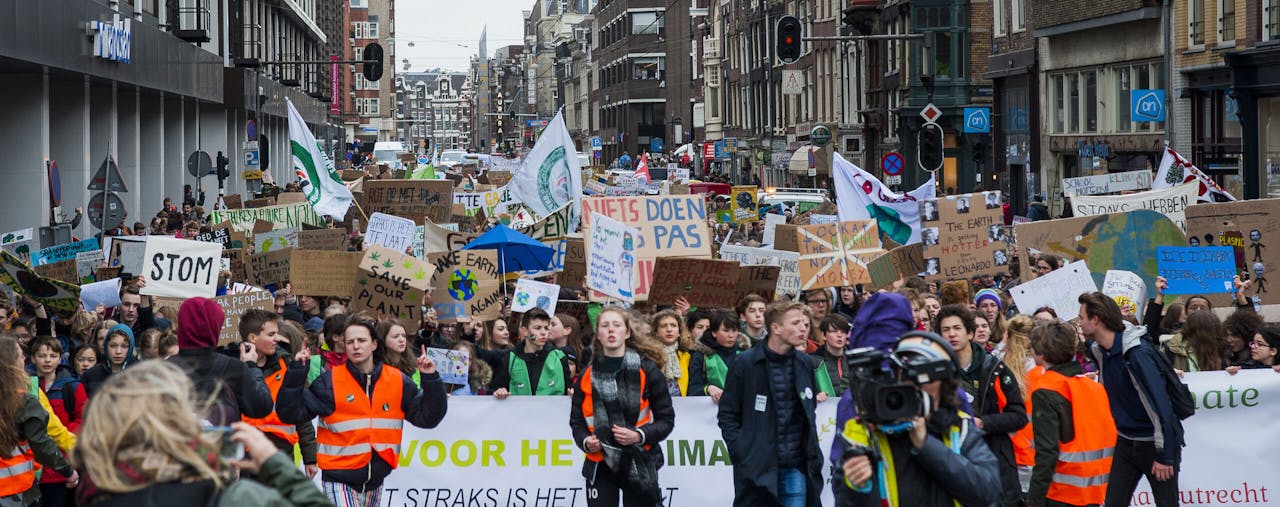 Geïnspireerd door de Zweedse klimaatactiviste Greta Thunberg gingen sinds 2018 wereldwijd schoolkinderen de straat op om te protesteren tegen klimaatverandering. Zij vinden dat overheden te weinig doen om de opwarming van de aarde te stoppen.