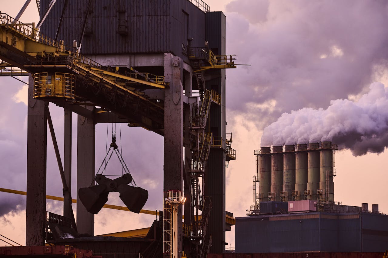 Tata Steel in IJmuiden. Het staalbedrijf besloot onlangs zijn duurzame koers te wijzigen.