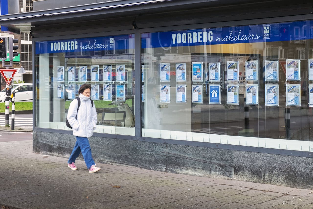 Huizen en appartementen die te koop staan of al verkocht zijn, staan in de vitrine van een makelaar in de hippe wijk Blijdorp in Rotterdam.