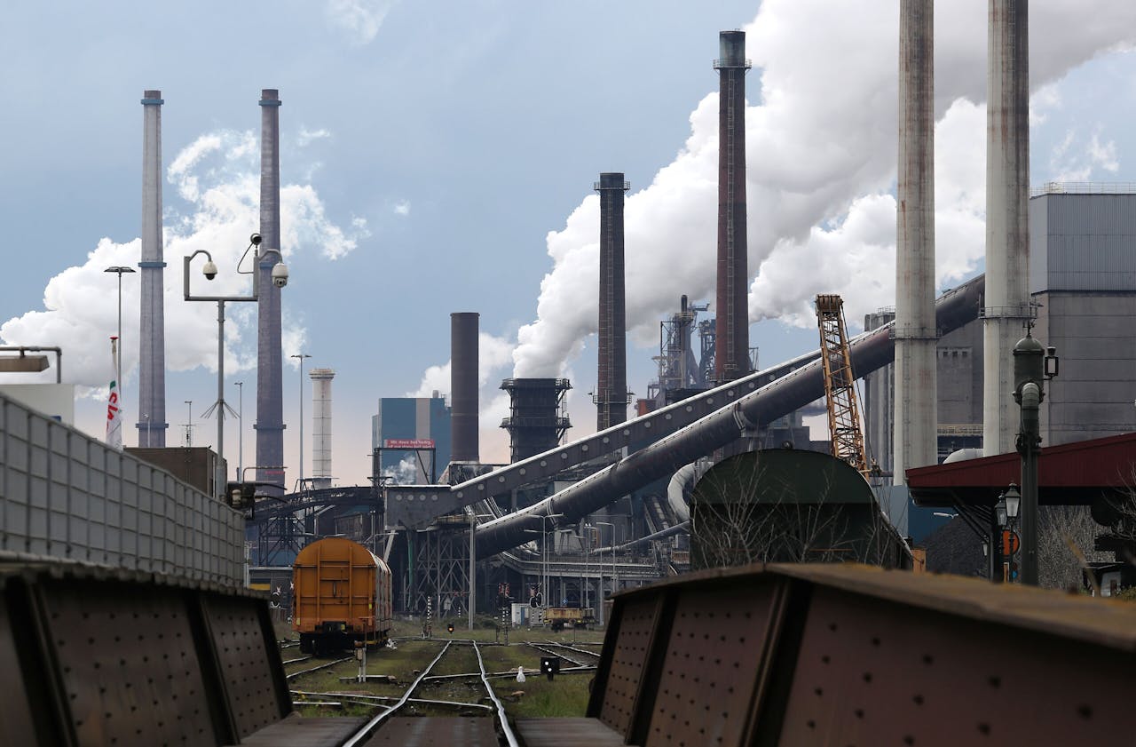 Met een uitstoot van ruim 5,7 miljoen ton stoot Tata Steel in IJmuiden de meeste CO₂ uit.