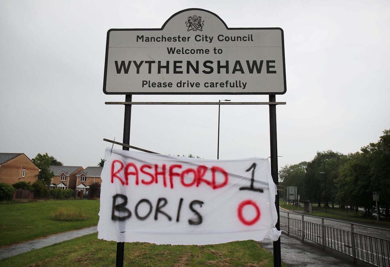Een spandoek in Wythenshawe (Manchester) viert het besluit van de Britse regering om ondanks initieel verzet toch gratis schoolmaaltijden tijdens de zomer te verschaffen.