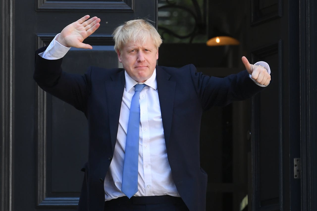 Boris Johnson maakt duidelijk dat hij gewonnen heeft bij zijn aankomst op het conservatieve hoofdkwartier in Londen.