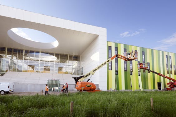 De Brainport Industries Campus (BIC) in Eindhoven in aanbouw. Op deze plek in de buurt van Eindhoven Airport gaan kennisinstellingen en innovatieve bedrijven samenwerken.
