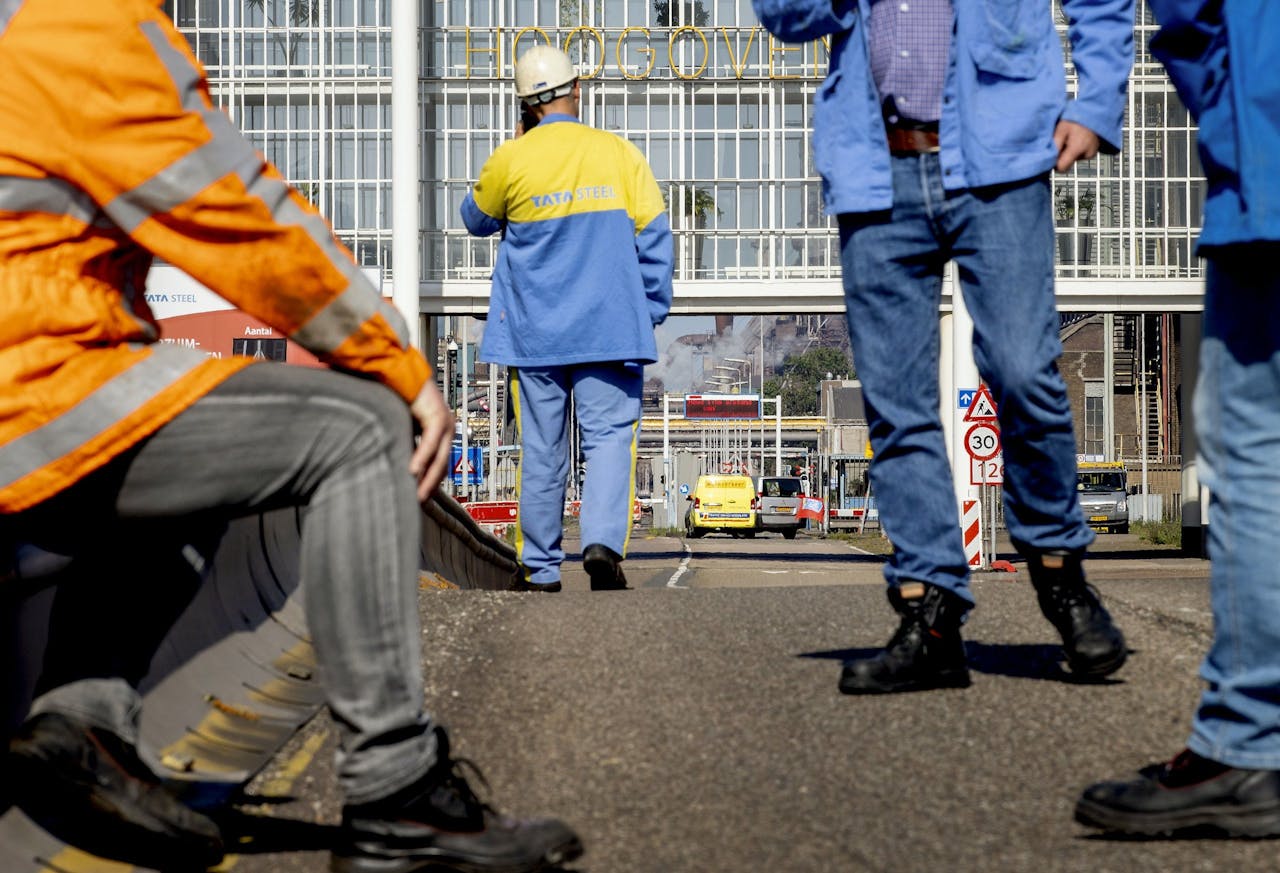 Medewerkers van Tata Steel blokkeren in mei de ingang van het complex in IJmuiden wegens het gedwongen vertrek van hun ceo. Het is al tijden onrustig bij het staalbedrijf vanwege aangekondigde reorganisatieplannen.