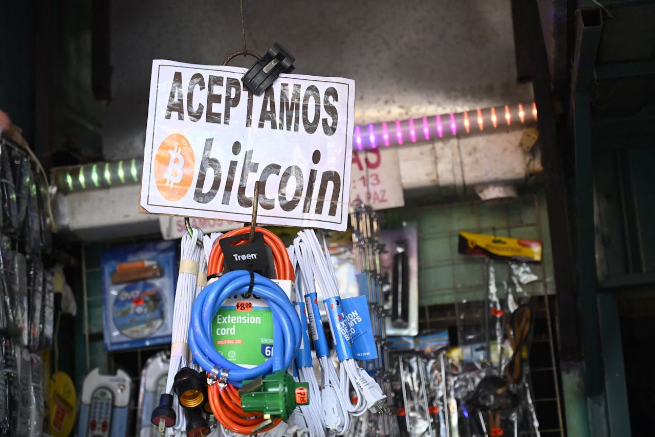 De bitcoin als wettig betaalmiddel kent wisselend succes. Het project lokte een hoop cryptofans naar het toeristische Bitcoin Beach, en bij winkels hangen bitcoinbordjes. Maar onder de lokale bevolking sloeg het nauwelijks aan.