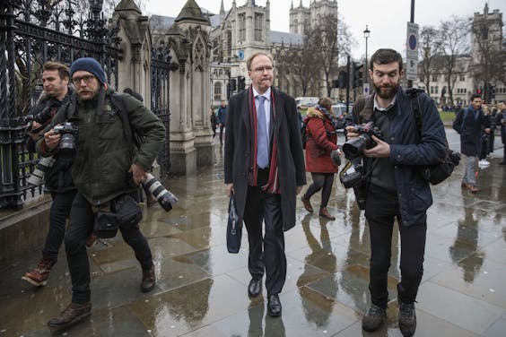 Ivan Rogers verlaat het Paleis van Westminster in Londen.