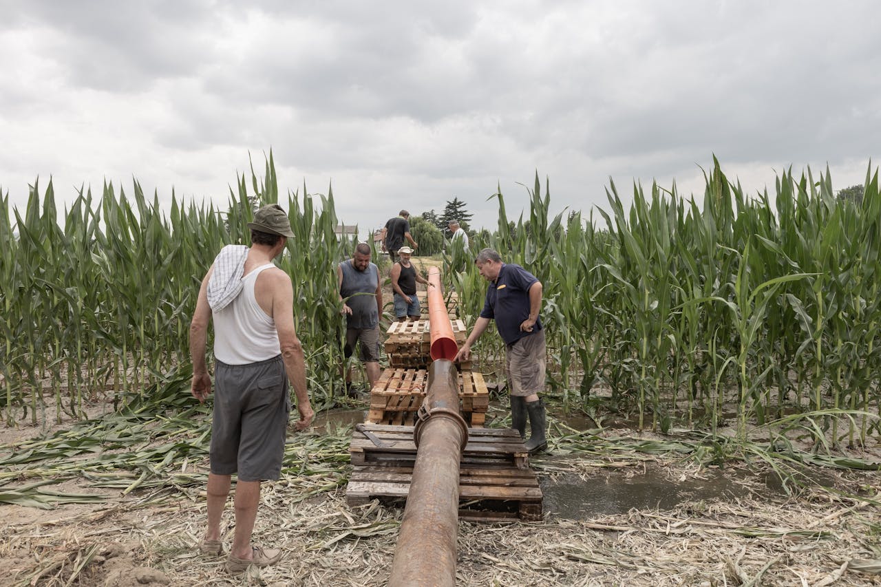 Een groep boeren en landeigenaren installeren een noodwaterpomp in Casale Monferrato, een gemeente in de Italiaanse regio Piëmont.