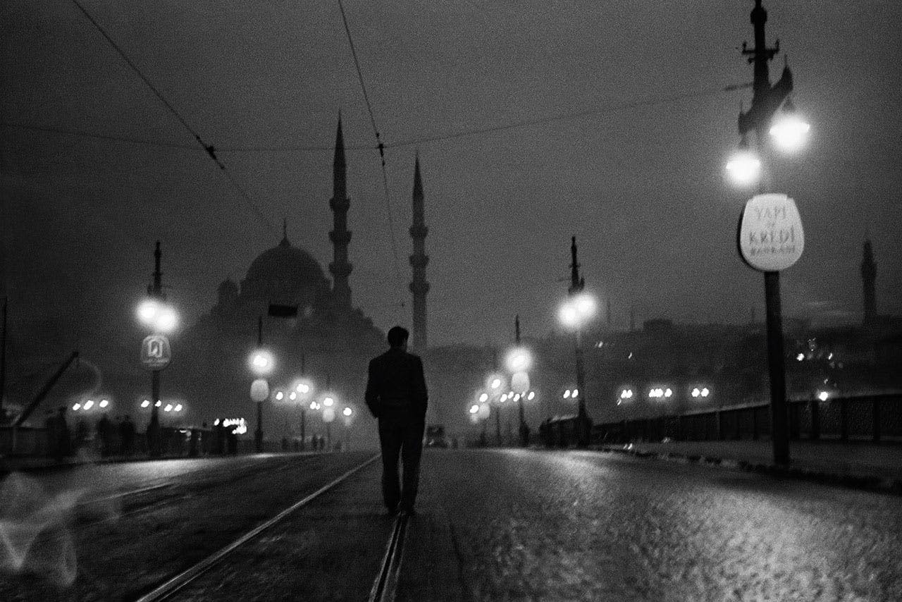 De oude Galatabrug (1957). Güler zag zichzelf als een fotograferende historicus.