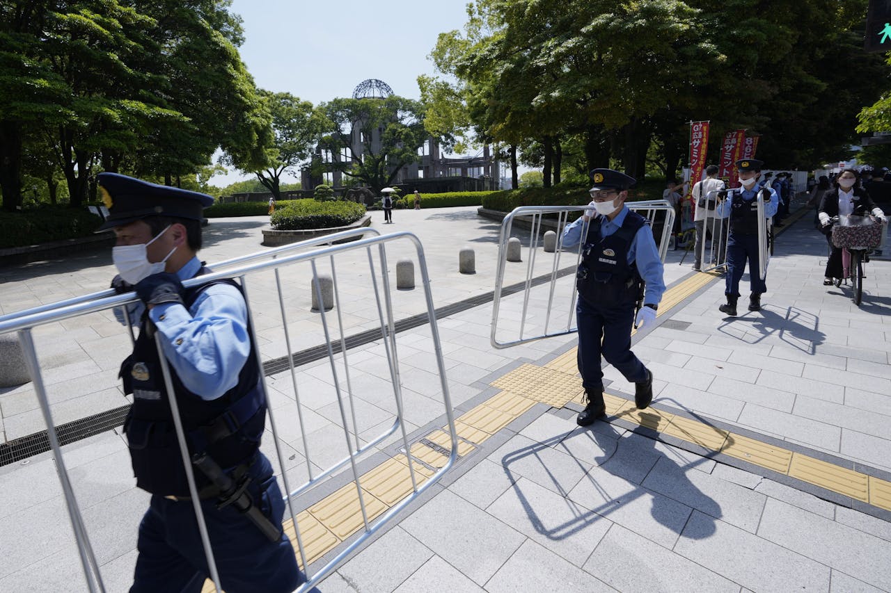 Politieagenten dragen dranghekken in Hiroshima in aanloop naar de G7-top.
