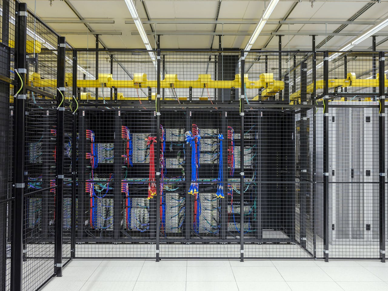 Datacenter van Equinix in Amsterdam. De serverkasten hier verbruiken veel energie.