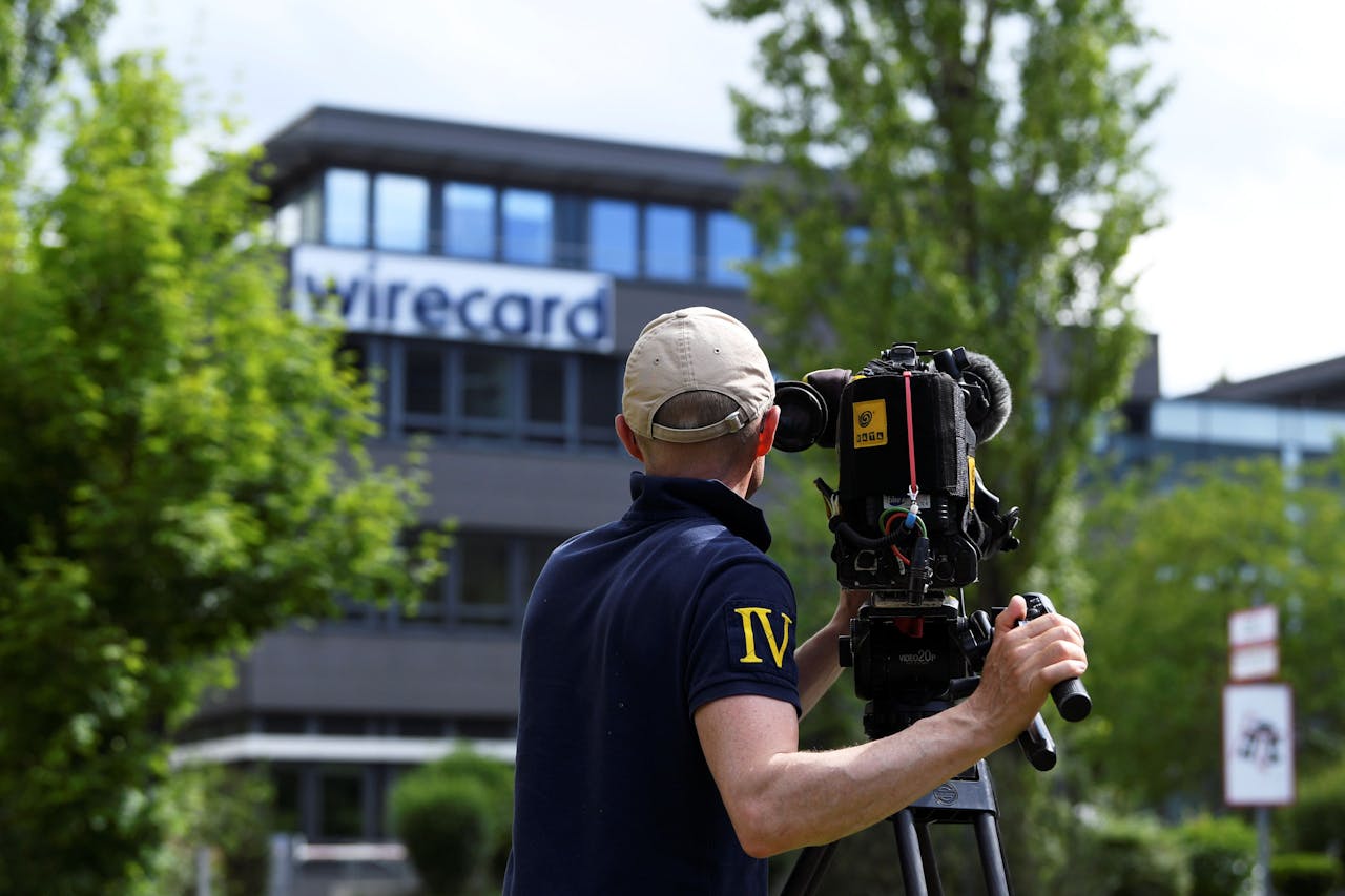 Een cameraman filmt het hoofdkantoor van Wirecard bij München. In juni kwam het boekhoudschandaal bij het bedrijf aan het licht.
