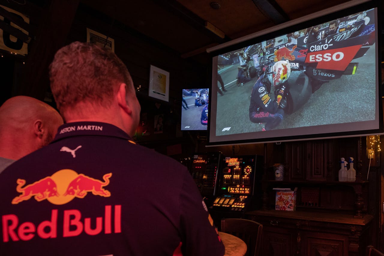Een Formule 1-liefhebber bekijkt de door Ziggo uitgezonden verrichtingen van Max Verstappen.