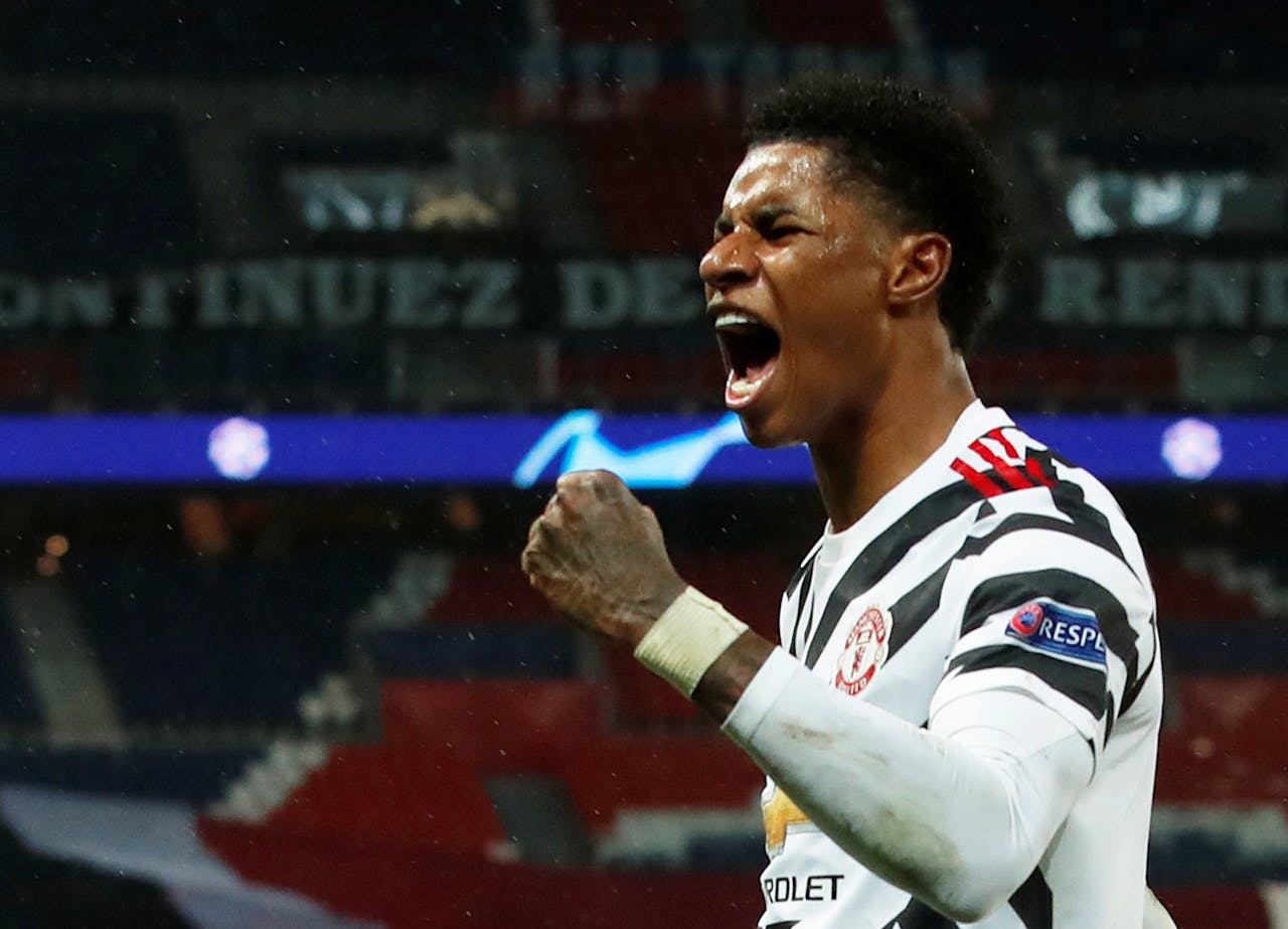 Marcus Rashford viert zijn goal tegen Paris St Germain, afgelopen dinsdag in de Champions League. Rashford maakte in de 87e minuut 2-1 voor Manchester United.