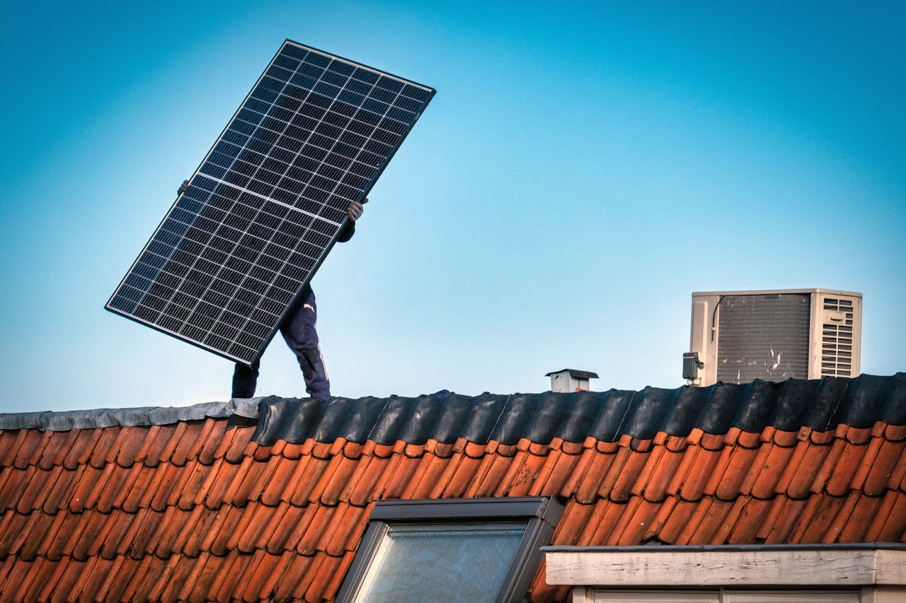 Cruciale banen bij de energietransitie zijn onder meer monteurs van zonnepanelen en warmte-installaties.