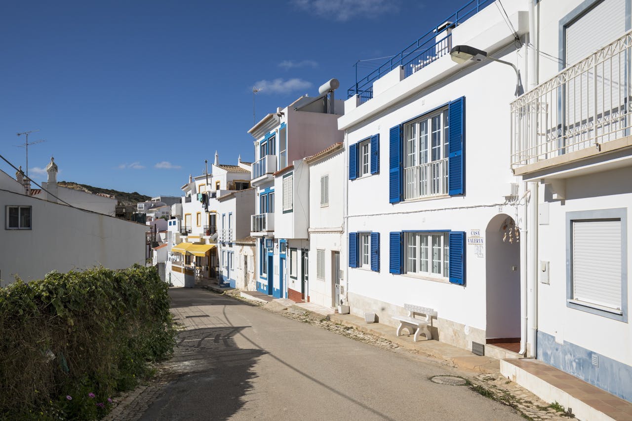 Een straatje in Burgau, in het zuiden van Portugal. Buitenlandse kopers konden bij een investering van minimaal €350.000, zoals een huis, een verblijfsvergunning en later paspoort in Portugal krijgen.