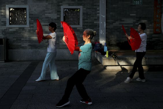 Vrouwen beoefenen tai-chi in Guanghzou, China. Steeds meer oosterse invloeden worden zichtbaar in het Nederlandse bedrijfsleven als het gaat om vitaliteit.