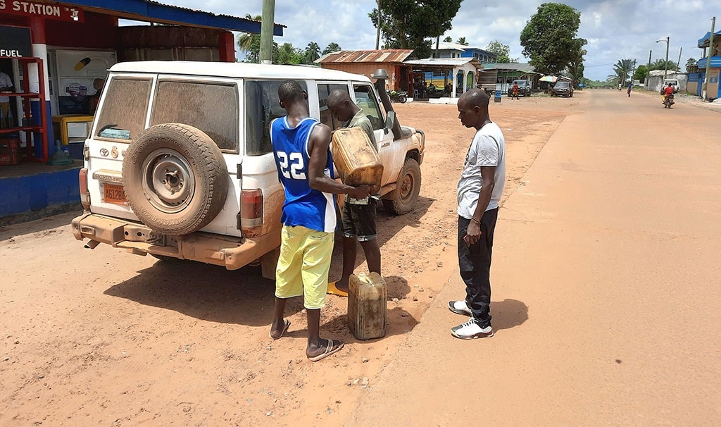 Tanken gaat buiten de hoofdstad Monrovia met jerrycans. De verkrijgbaarheid van brandstof is soms een probleem, zeker in afgelegen gebieden.