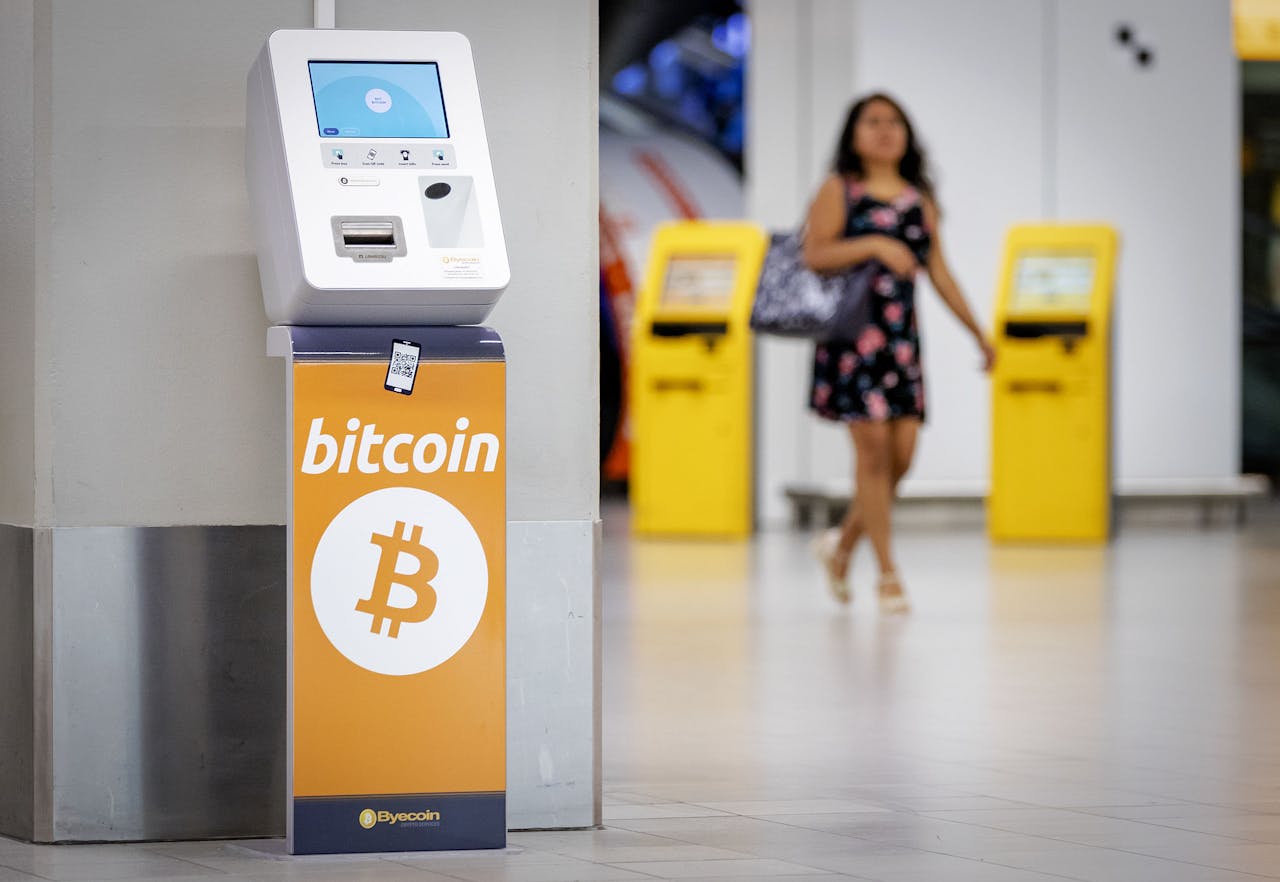 Een bitcoin-wisselmachine op luchthaven Schiphol. Nederlandse spaar- en wisselkantoren voor cryptomunten krijgen te maken met de antiwitwaswet.