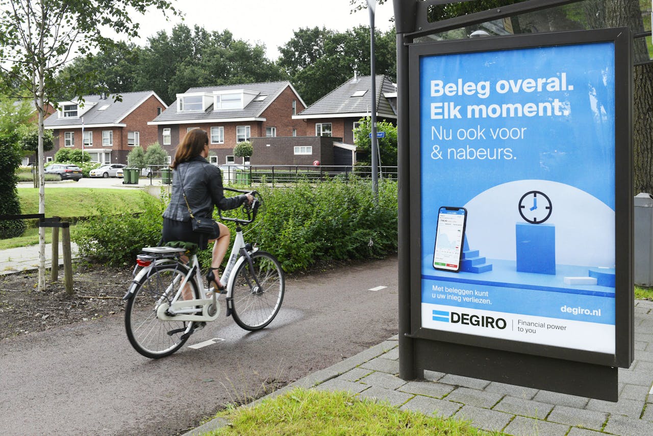 Reclame van DeGiro in Rotterdam. Broker DeGiro heeft haar zakelijke klanten laten weten dat hun rekening binnenkort wordt beëindigd.
