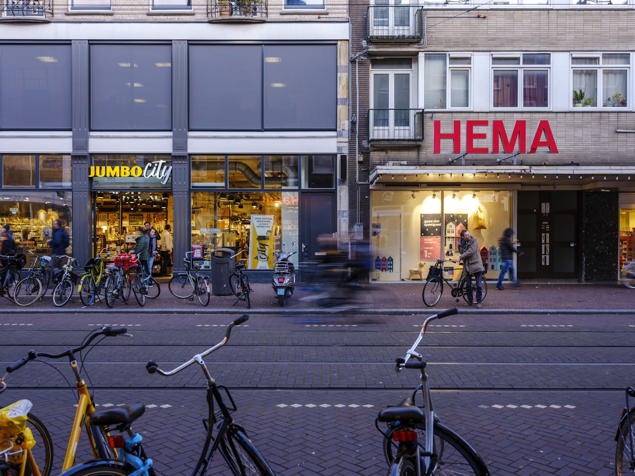Een Jumbo City en een Hema-filiaal op de Ferdinand Bolstraat in Amsterdam.