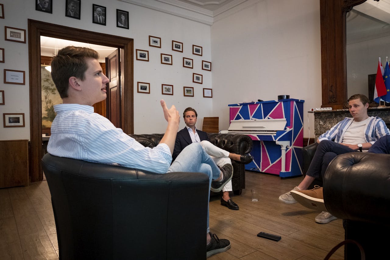 Zonder stevig pakket om de asielinstroom te verlagen, heeft de VVD niets meer in het kabinet te zoeken, stellen JOVD-bestuursleden Michiel Suijker (voorgrond), Bram van Bon (rechts) en Nick Hoekstra.