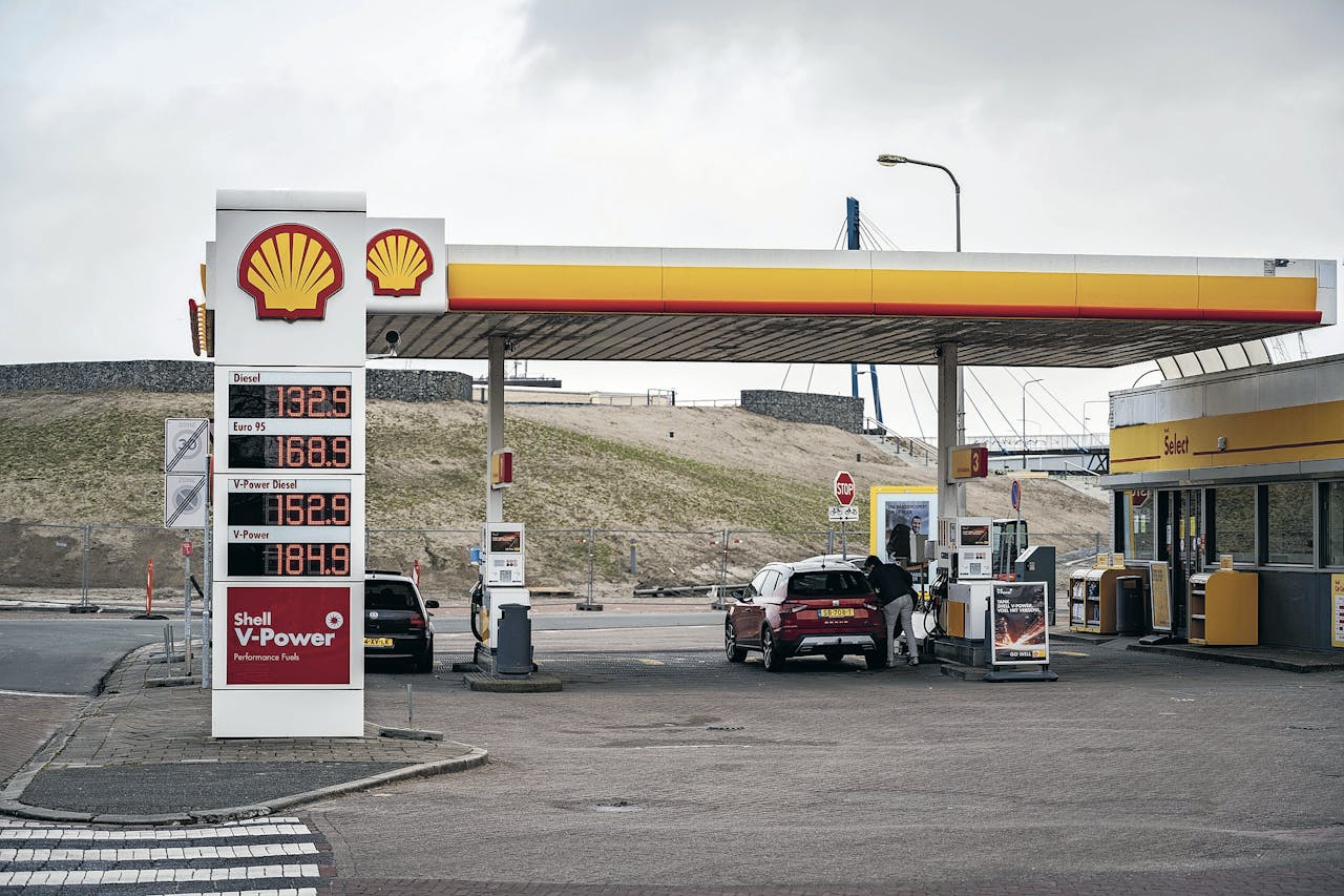 Tankstation van Shell in Delfzijl. Echt geliefd is het olie- en gasconcern in Nederland nooit geweest, ook al voorziet het al decennia auto's van brandstof en huizen van warmte.