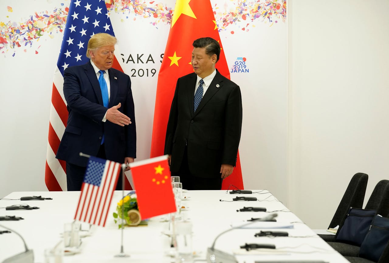 President Donald Trump steekt zijn hand uit naar China's president Xi Jinping voor hun ontmoeting tijdens de G20 in het Japanse Osaka op 29 juni.