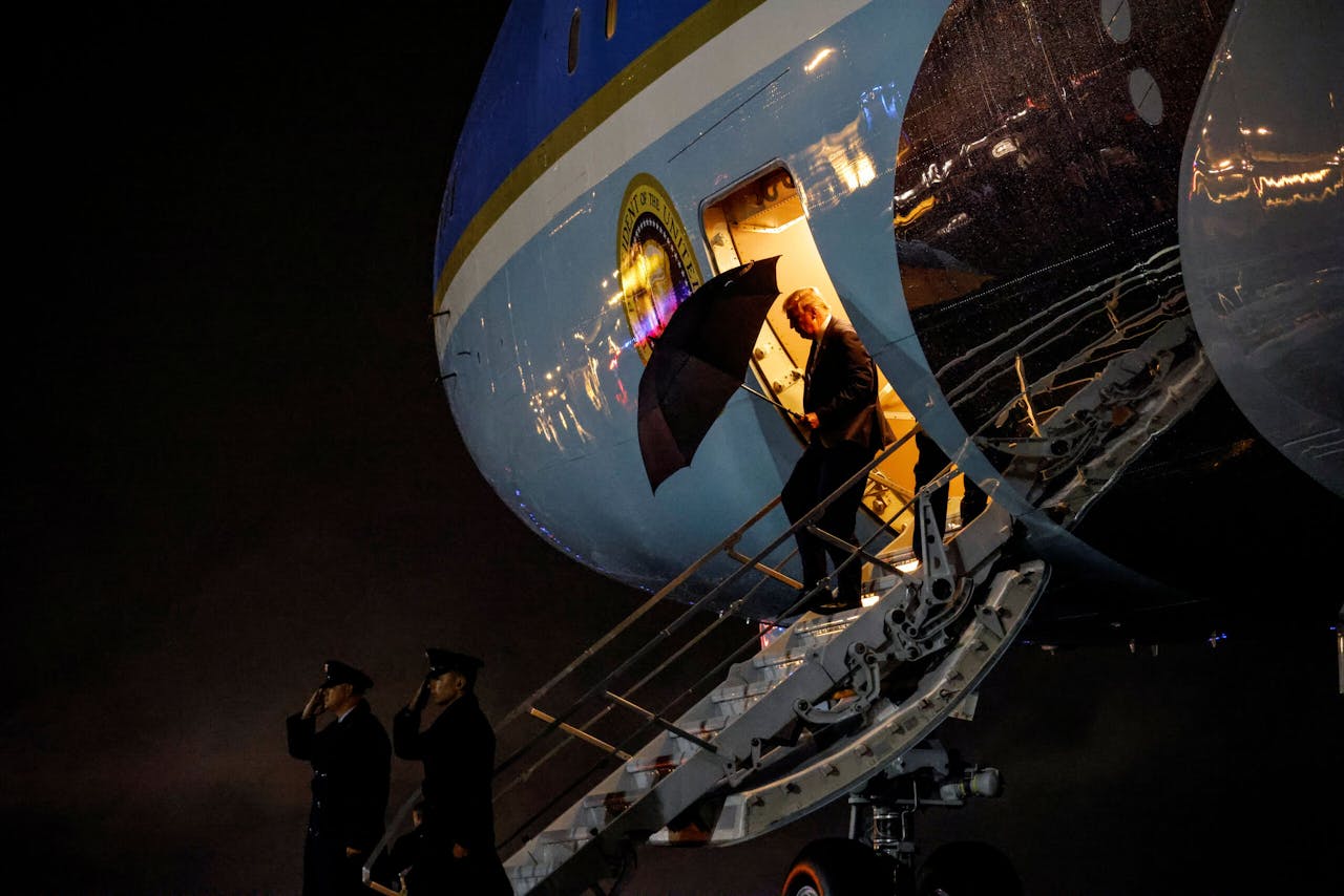 De Amerikaanse president Donald Trump stapt uit de Air Force One, op weg terug naar het Witte Huis na afloop van het presidentiële debat in Cleveland, Ohio,