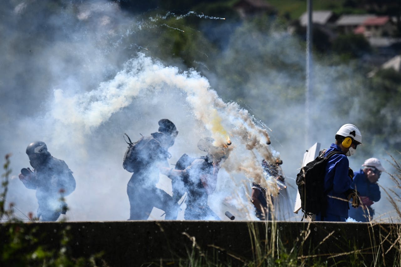 I manifestanti nella Morean Valley sono fuggiti dopo che la polizia ha sparato gas lacrimogeni.