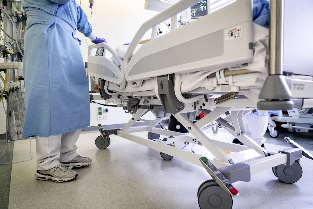 Een coronapatiënt wordt verpleegd in het Catharina Ziekenhuis in Eindhoven. De druk op de zorg loopt verder op vanwege het hoge ziekteverzuim.