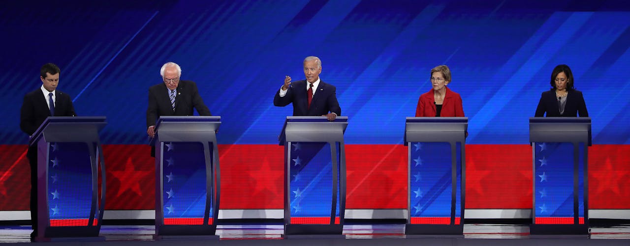 Kandidaten voor de Democratische voorverkiezingen debatteren in een universitair gezondheidscentrum in Houston, Texas. Van links naar rechts: Pete Buttigieg, Bernie Sanders, Joe Biden, Elizabeth Warren en Kamala Harris.