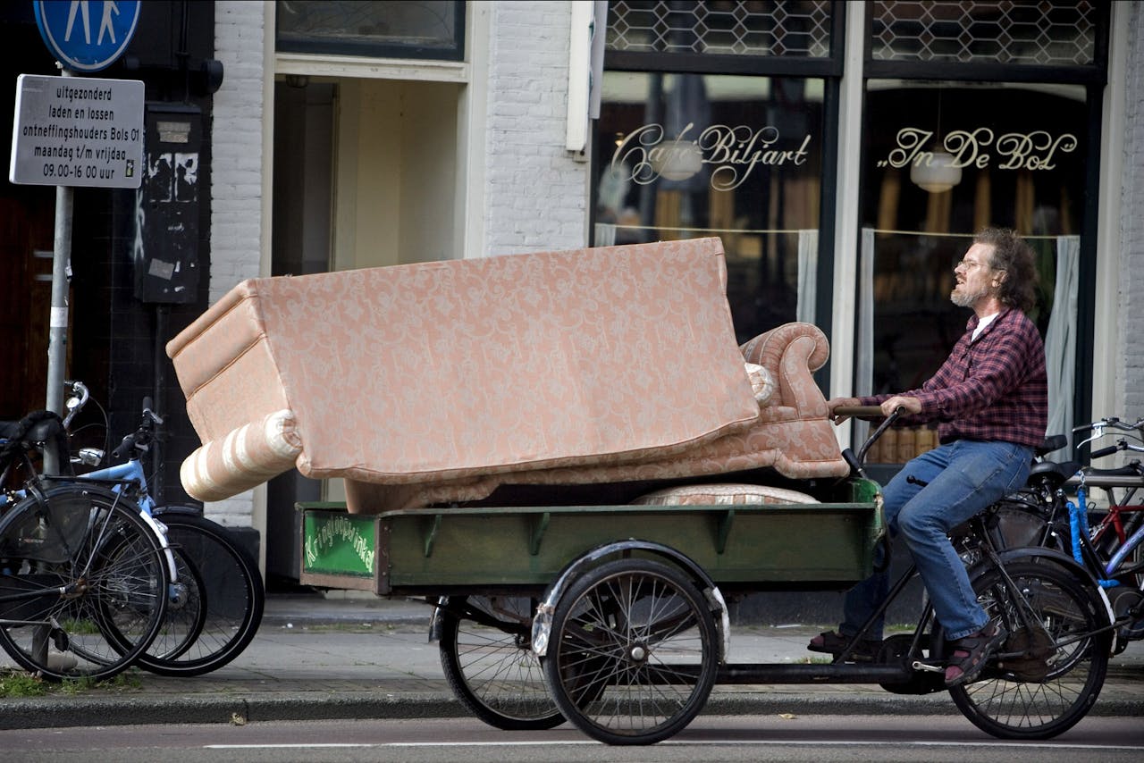 Vervoer per bakfiets door de straten van Amsterdam.
