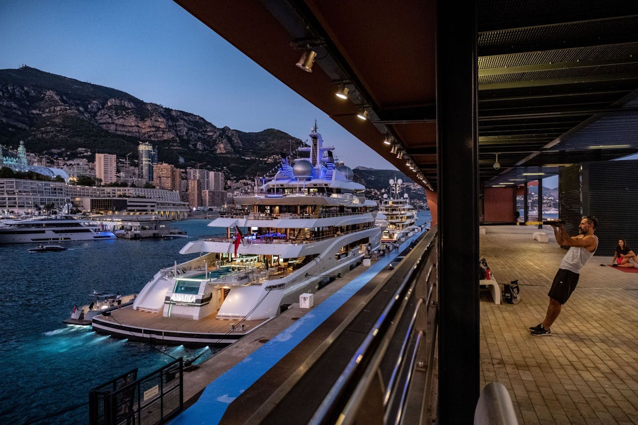 Het 106 meter lange luxesuperjacht Amadea ligt aangemeerd in Port Hercules Monaco vanwege de Monaco Yacht Show 2019, waar 125 van deze jachten te bewonderen waren.