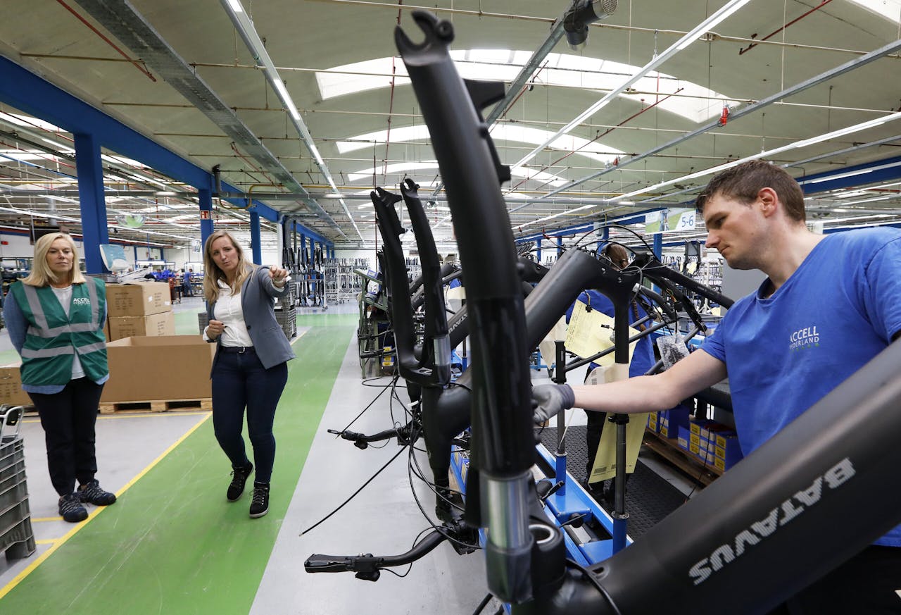 Bonden roepen op tot staking bij onder meer Batavusfabriek van Europees fietsfabrikant Accell Group in Heerenveen, waar minister Kaag van Buitenlandse Handel afgelopen zomer nog een werkbezoek bracht.