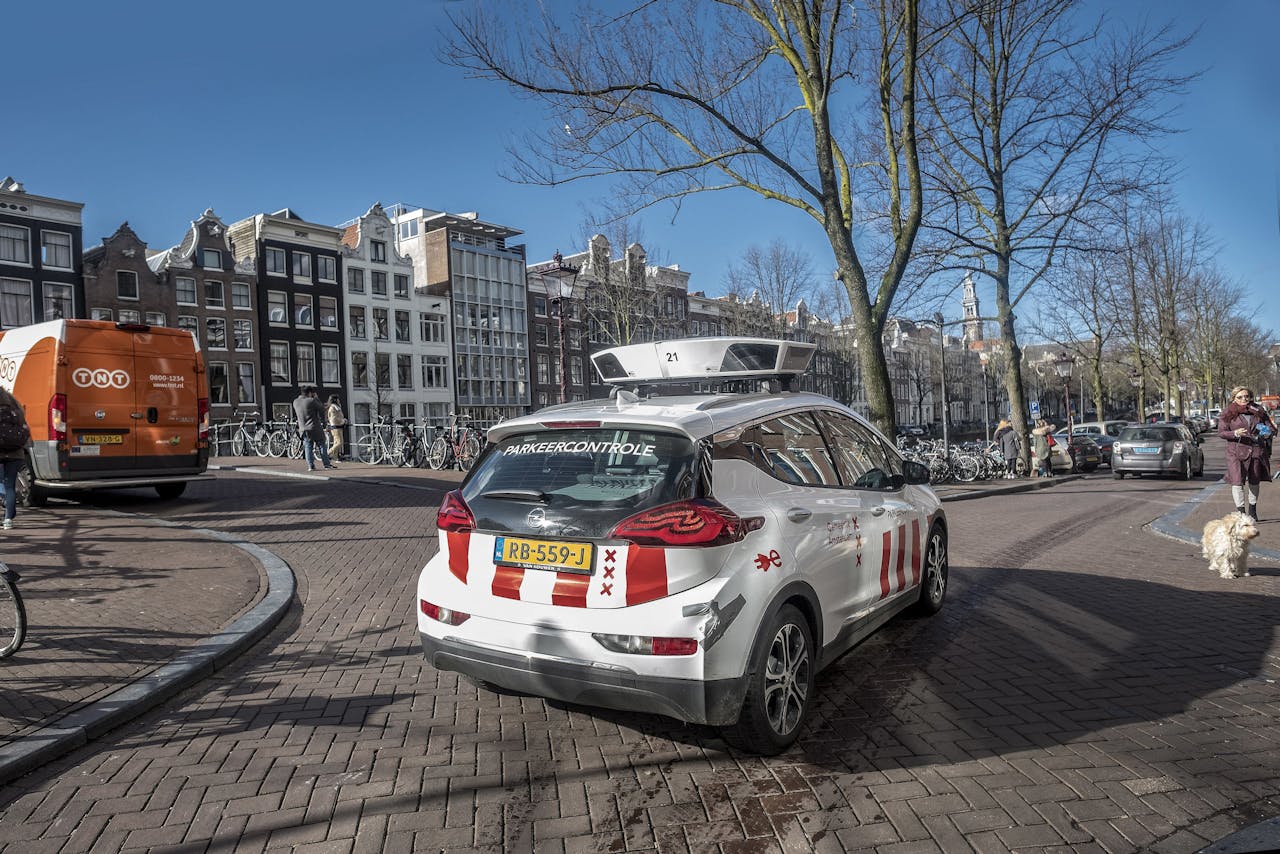 Nederlandse gemeenten halen voor het eerst meer dan €1 mrd aan parkeergeld binnen, daarvan neemt Amsterdam het grootste deel voor zijn rekening.