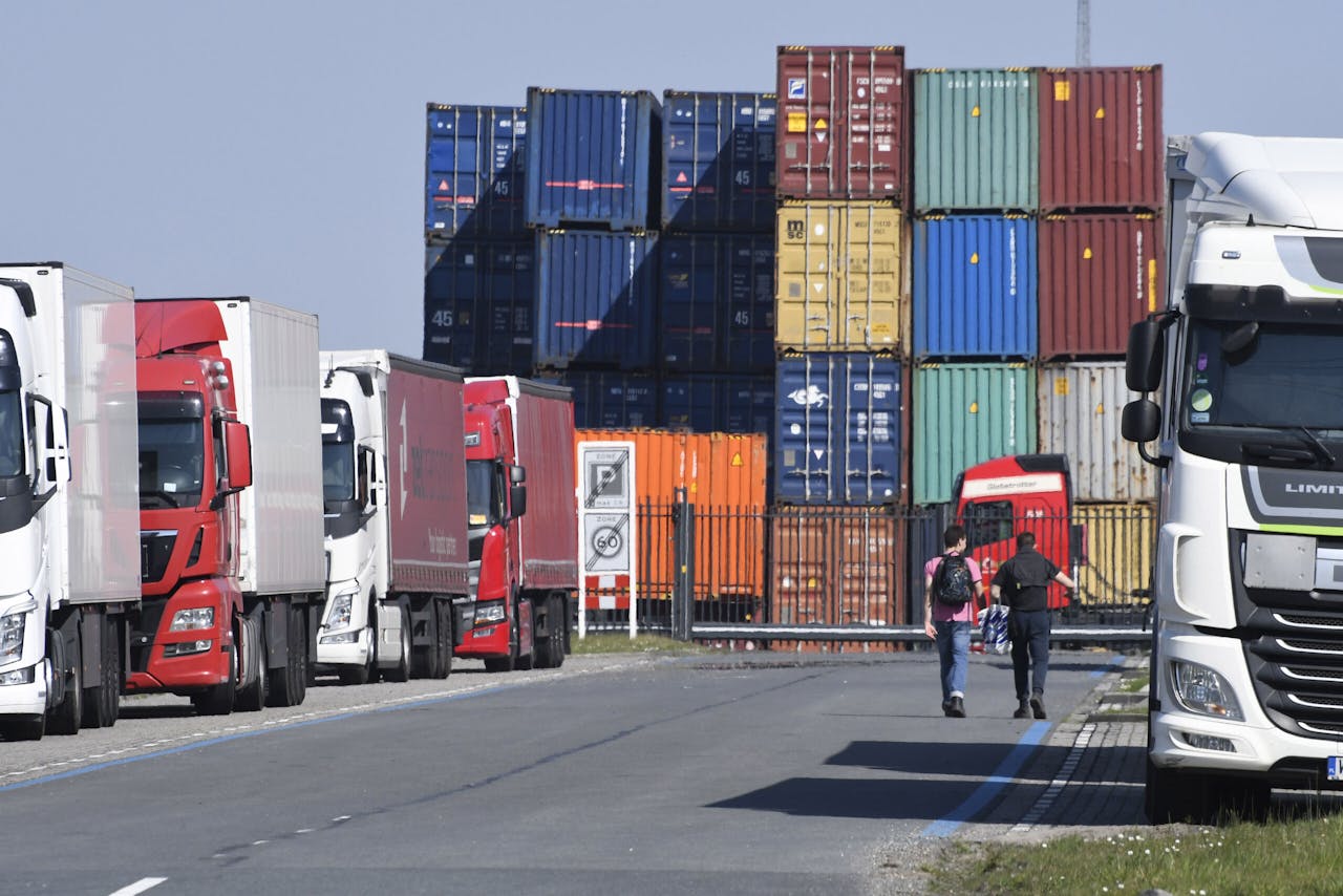 Containers op het bedrijventerrein van Moerdijk. De export krijgt bij een tweede golf van corona een forse tik, becijferen CPB en CBS.
