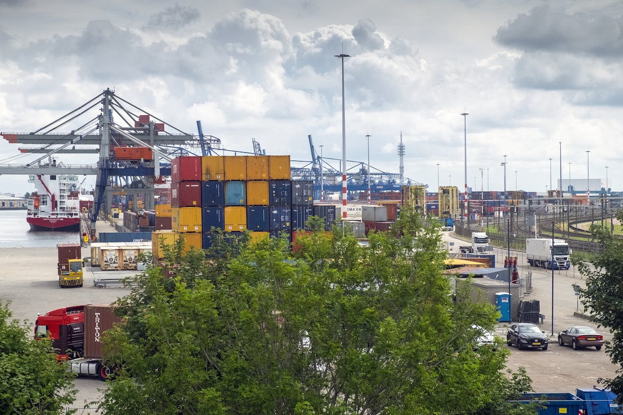Containers in de Rotterdamse Eemhaven. De douane heeft dertien dossiers aangaande transporten overgedragen aan het Openbaar Ministerie, op verdenking van sanctieovertreding.