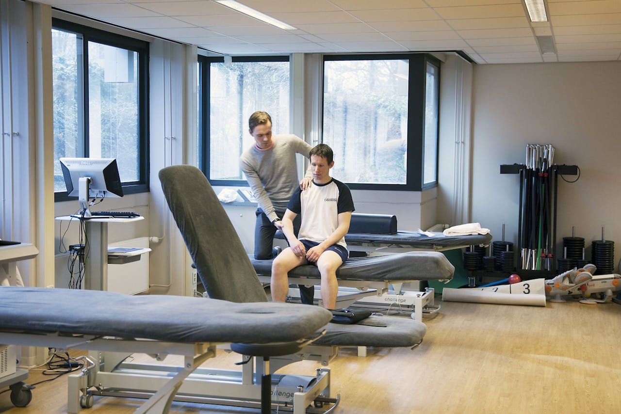 De kliniek voor houding en beweging in Naarden. Bergman Clinics is met afstand de grootste keten van privéklinieken van Nederland. Oogheelkunde is de belangrijkste activiteit. Daarnaast behandelt het bedrijf onder meer baarmoederverzakkingen en zet het nieuwe knieën.