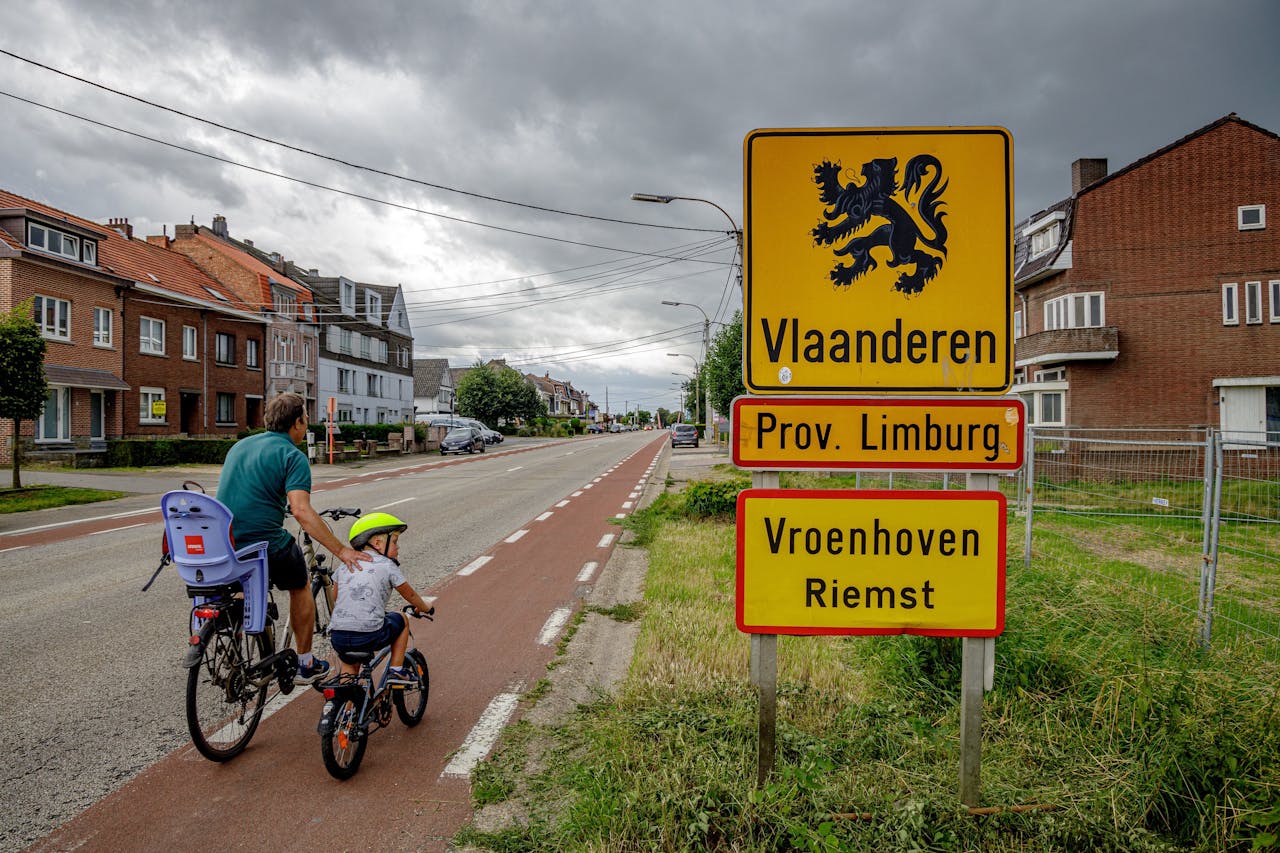 De grensovergang Maastricht-Riems. Er zijn meer inwoners van België die in Nederland werken dan andersom.