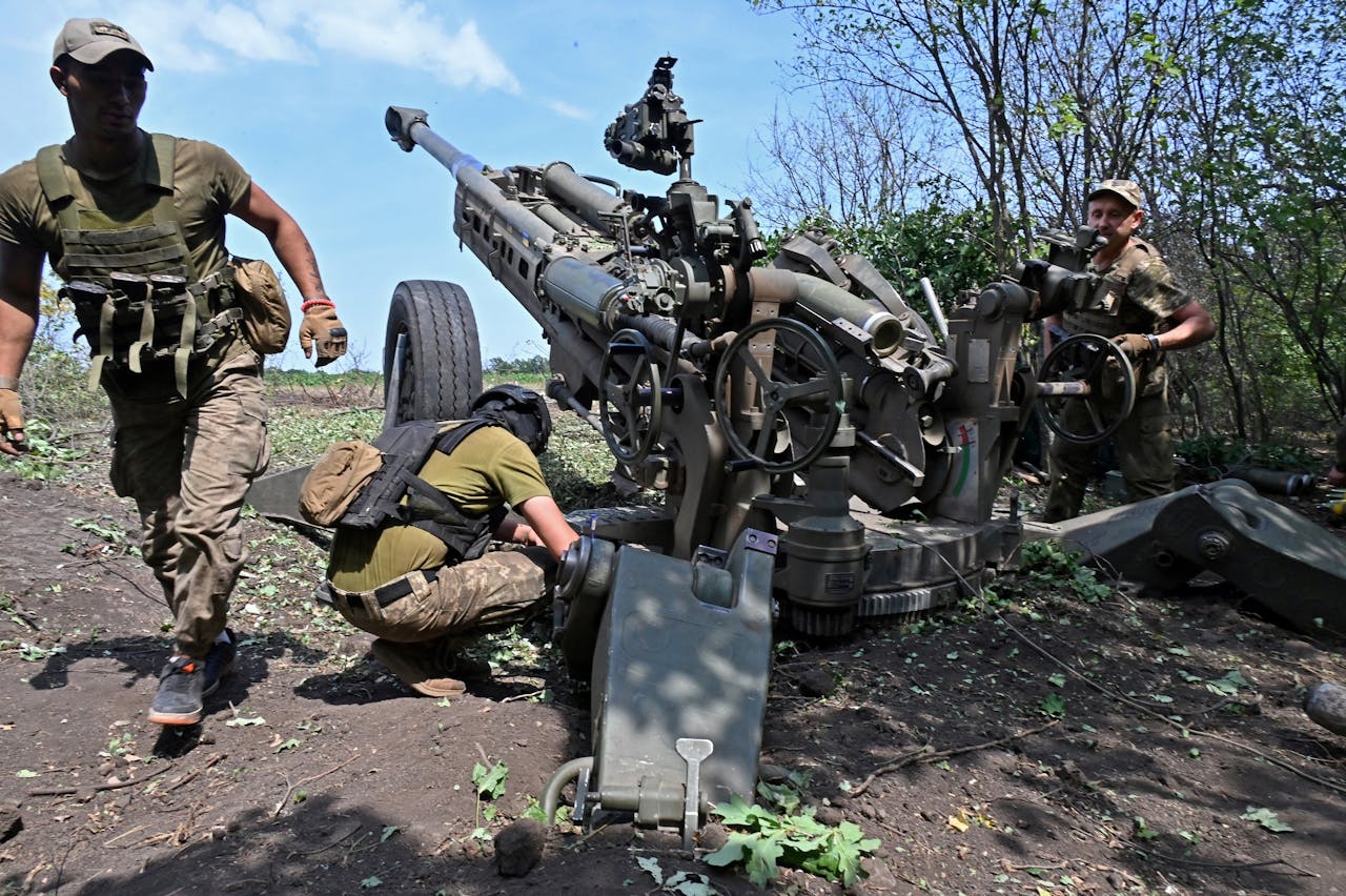 Oekraïense soldaten bedienen een M777 howitzer.