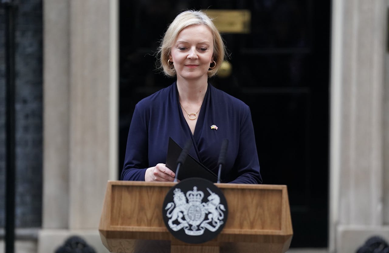 De Britse premier Liz Truss tijdens haar verklaring voor de deur van Downing Street 10.