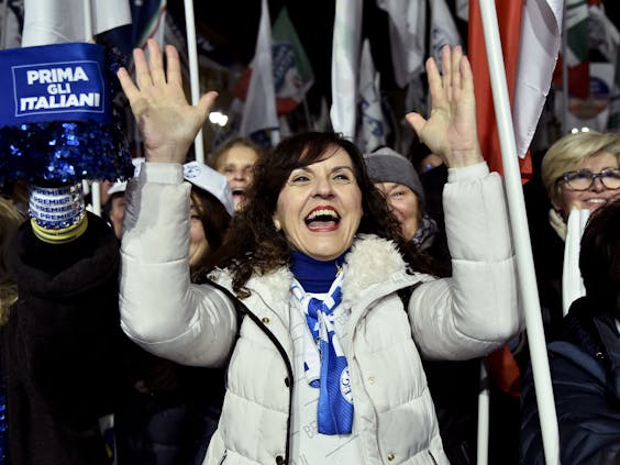 Een aanhanger van Matteo Salvini tijdens een verkiezingsbijeenkomst.