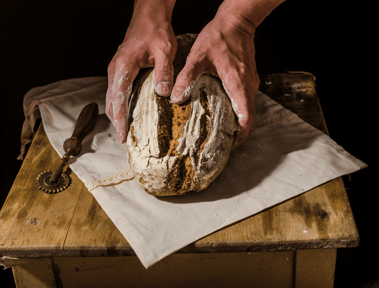 Zelfs doorgewinterde zuurdesemhaters scheuren het brood met de handen en eten het gulzig op.