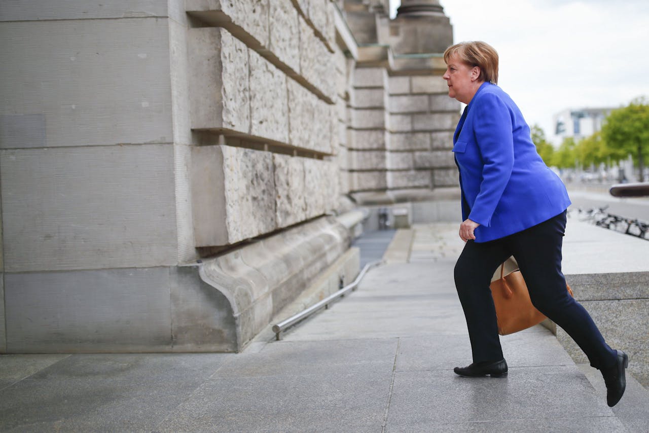 De Duitse bondskanselier Angela Merkel komt woensdag aan voor een toespraak in de Bondsdag waar ze de Duitsers opriep de versoepeling van de beperkende maatregelen tegen de coronapandemie niet te verspelen door onachtzaam gedrag.