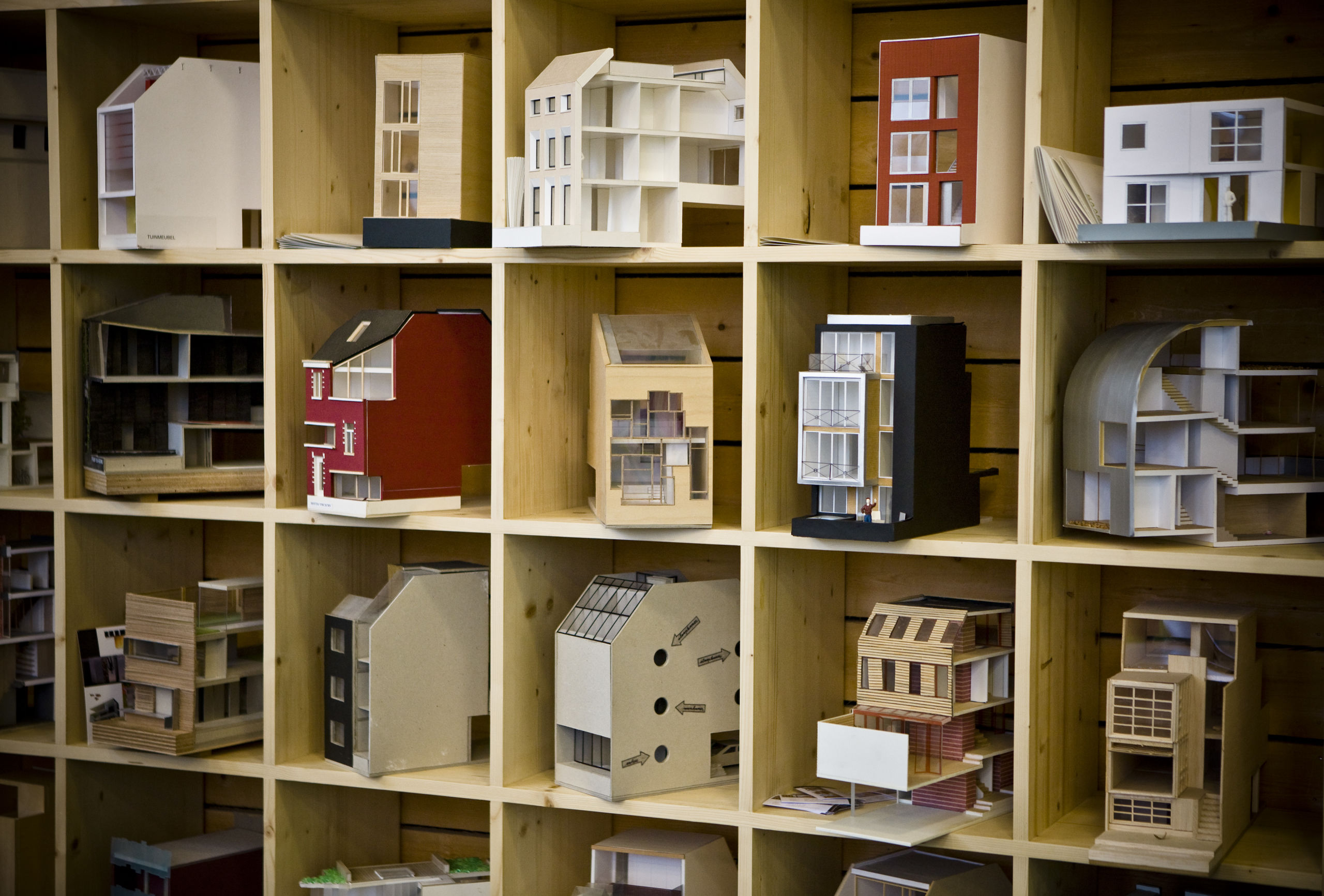 Kast met maquettes van huizen. Minister Koolmees van Sociale Zaken heeft de allereerste cao algemeen verbindend verklaard waarin een bodemtarief is geregeld: die voor architecten.